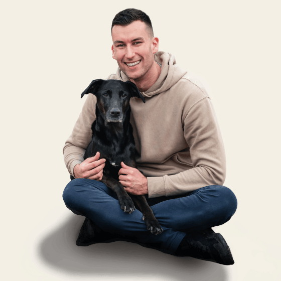 Ivo Mix mit einem Hund auf dem Schoß